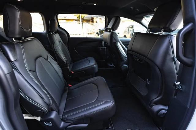 2026 Chrysler Pacifica Select AWD