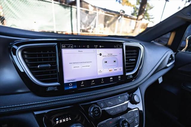 2026 Chrysler Pacifica Select AWD