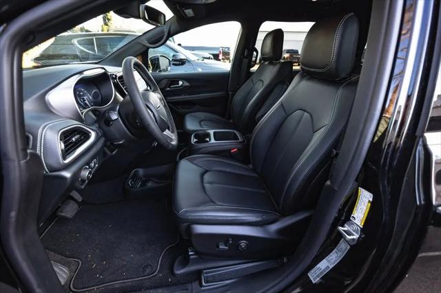 2026 Chrysler Pacifica Select AWD