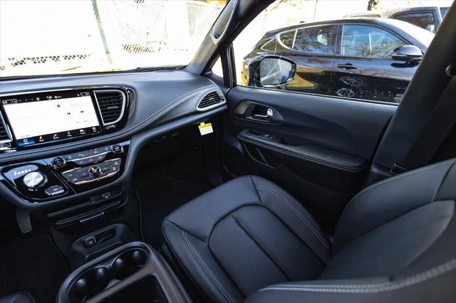 2026 Chrysler Pacifica Select AWD