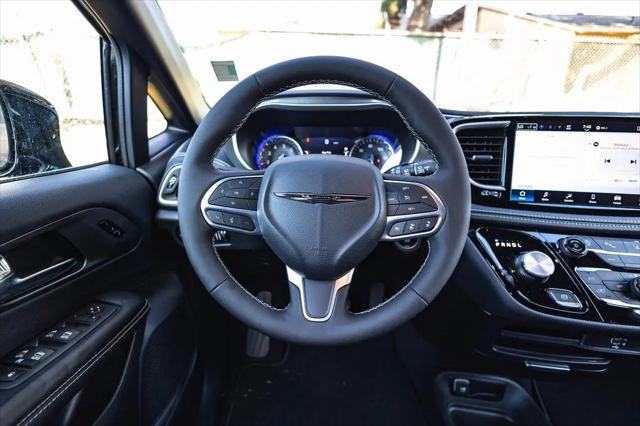 2026 Chrysler Pacifica Select AWD