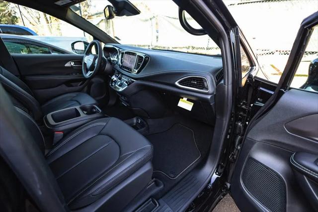 2026 Chrysler Pacifica Select AWD