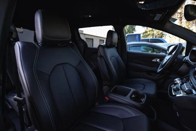 2026 Chrysler Pacifica Select AWD