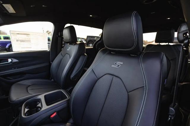2026 Chrysler Pacifica Select AWD
