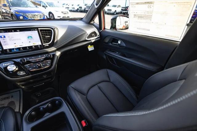 2026 Chrysler Pacifica Select AWD