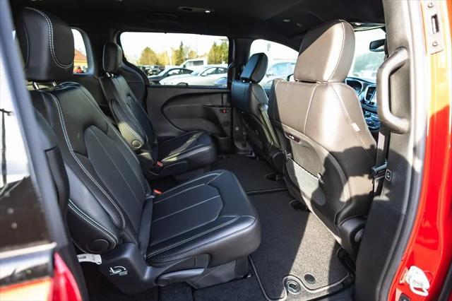 2026 Chrysler Pacifica Select AWD
