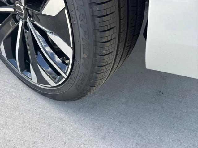 2026 Volvo XC90 Ultra, B6 AWD Gas (mild hybrid), Gasoline, Bright, 6 Seats