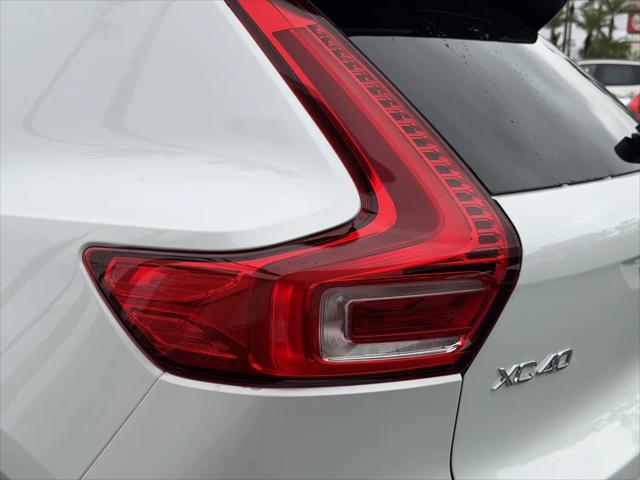 2026 Volvo XC40 Ultra, B5 AWD Gas (mild hybrid), Dark