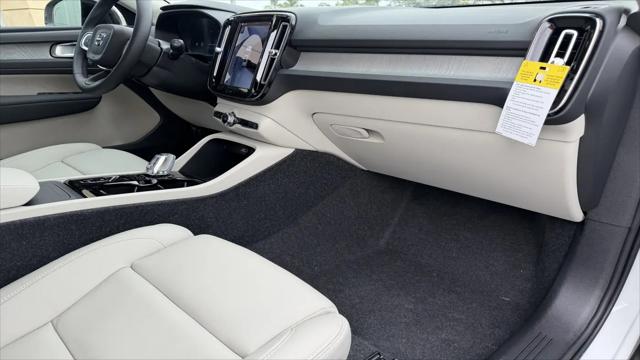 2026 Volvo XC40 Ultra, B5 AWD Gas (mild hybrid), Dark