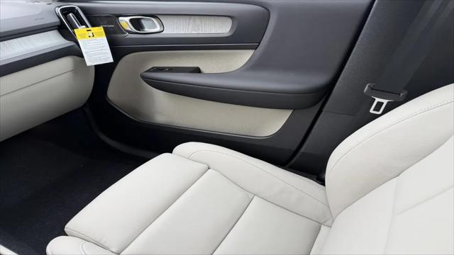2026 Volvo XC40 Ultra, B5 AWD Gas (mild hybrid), Dark
