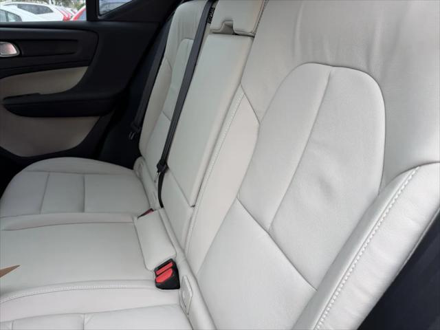 2026 Volvo XC40 Ultra, B5 AWD Gas (mild hybrid), Dark