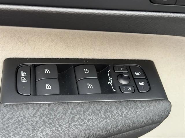 2026 Volvo XC40 Ultra, B5 AWD Gas (mild hybrid), Dark