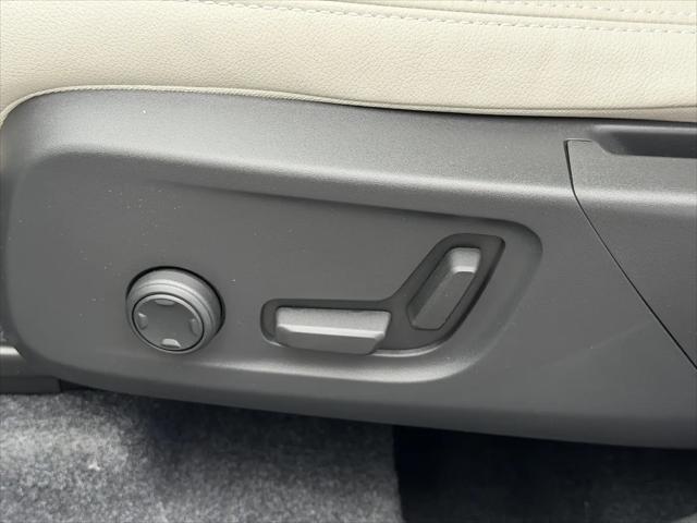 2026 Volvo XC40 Ultra, B5 AWD Gas (mild hybrid), Dark