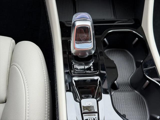 2026 Volvo XC40 Ultra, B5 AWD Gas (mild hybrid), Dark