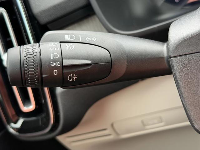 2026 Volvo XC40 Ultra, B5 AWD Gas (mild hybrid), Dark