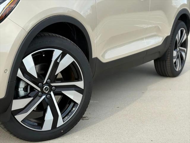 2026 Volvo XC40 Plus, B5 AWD Gas (mild hybrid), Dark