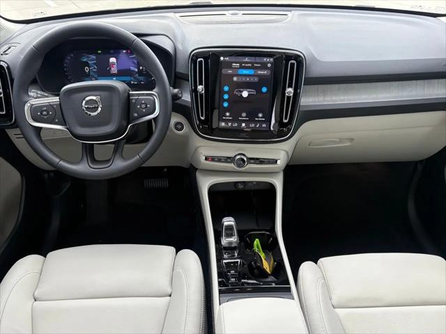 2026 Volvo XC40 Plus, B5 AWD Gas (mild hybrid), Dark