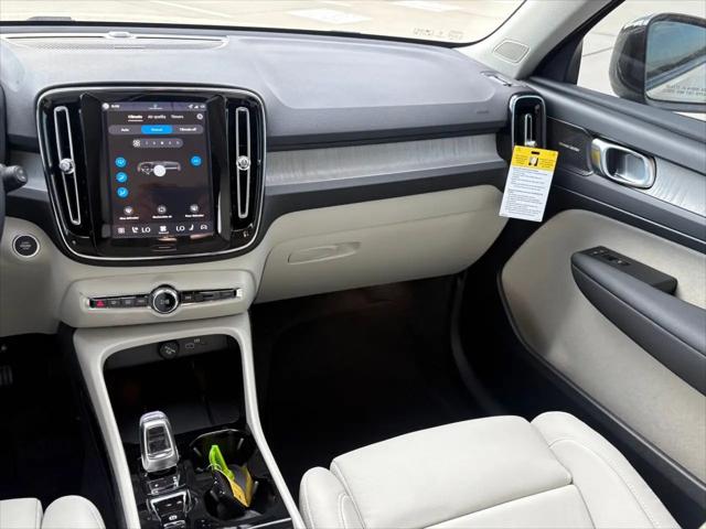 2026 Volvo XC40 Plus, B5 AWD Gas (mild hybrid), Dark