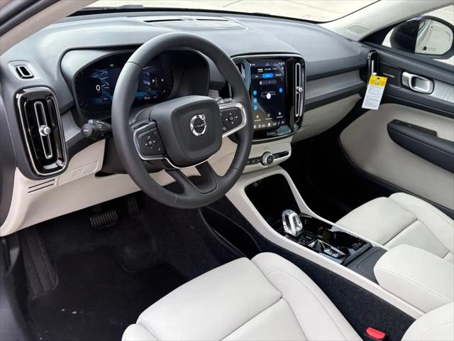 2026 Volvo XC40 Plus, B5 AWD Gas (mild hybrid), Dark