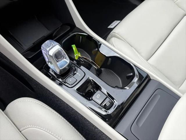 2026 Volvo XC40 Plus, B5 AWD Gas (mild hybrid), Dark