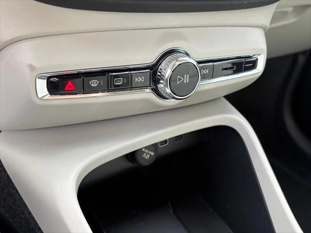 2026 Volvo XC40 Plus, B5 AWD Gas (mild hybrid), Dark