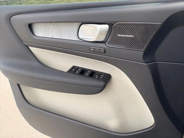 2026 Volvo XC40 Plus, B5 AWD Gas (mild hybrid), Dark
