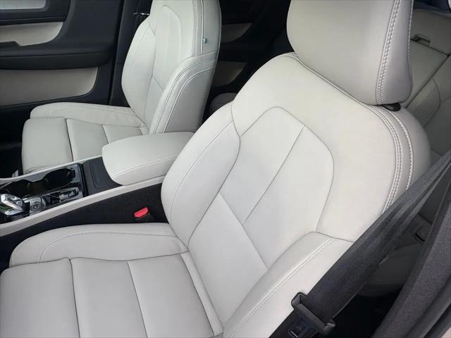 2026 Volvo XC40 Plus, B5 AWD Gas (mild hybrid), Dark