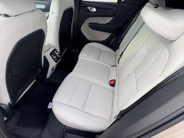 2026 Volvo XC40 Plus, B5 AWD Gas (mild hybrid), Dark