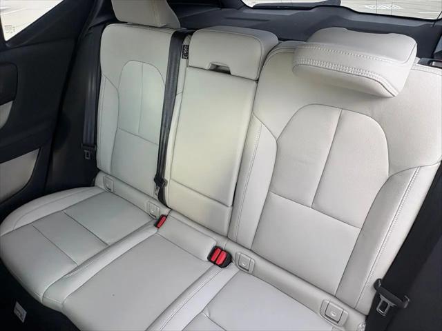 2026 Volvo XC40 Plus, B5 AWD Gas (mild hybrid), Dark