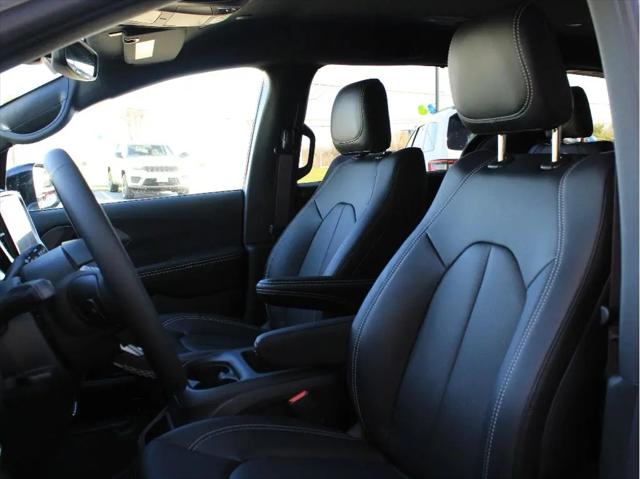 2026 Chrysler Pacifica Select AWD