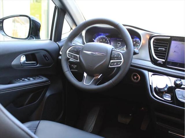 2026 Chrysler Pacifica Select AWD