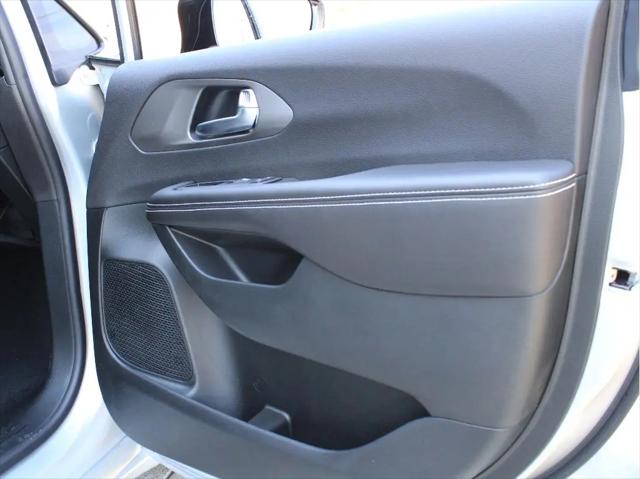 2026 Chrysler Pacifica Select AWD