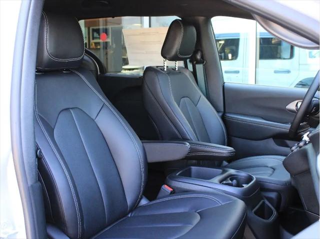 2026 Chrysler Pacifica Select AWD