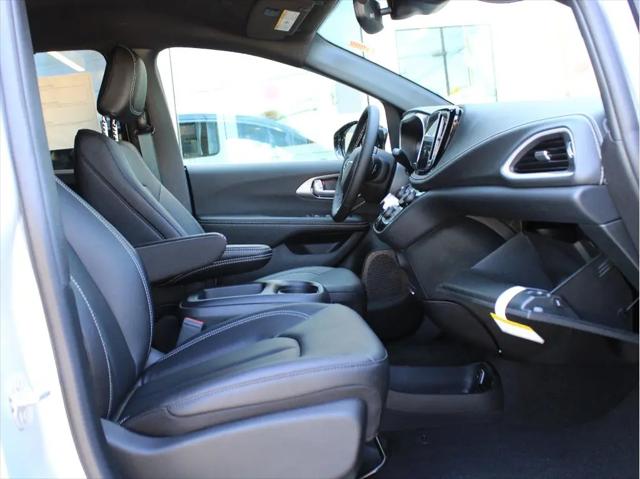 2026 Chrysler Pacifica Select AWD