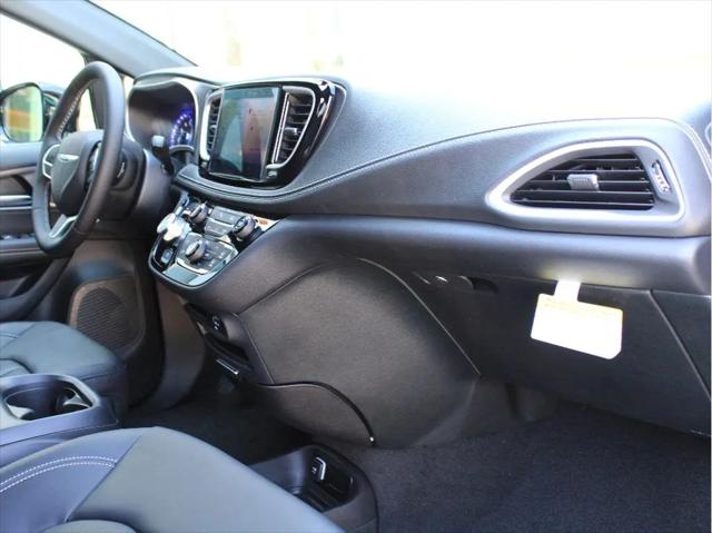 2026 Chrysler Pacifica Select AWD