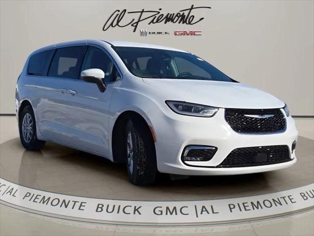 2023 Chrysler Pacifica Touring L for sale in ELMHURST, IL