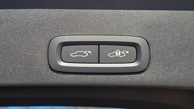 2026 Volvo XC40 Black Edition Ultra, B5 AWD Gas (mild hybrid)