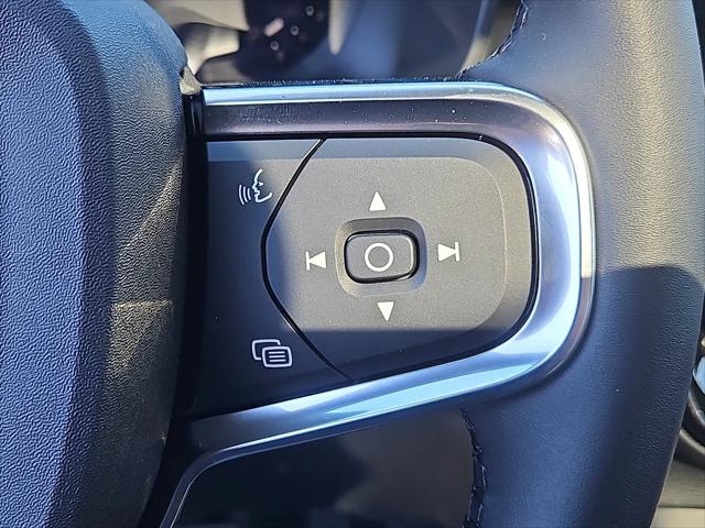 2026 Volvo XC40 Black Edition Ultra, B5 AWD Gas (mild hybrid)