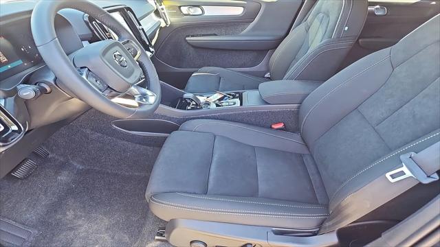 2026 Volvo XC40 Black Edition Ultra, B5 AWD Gas (mild hybrid)