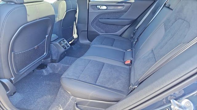2026 Volvo XC40 Black Edition Ultra, B5 AWD Gas (mild hybrid)