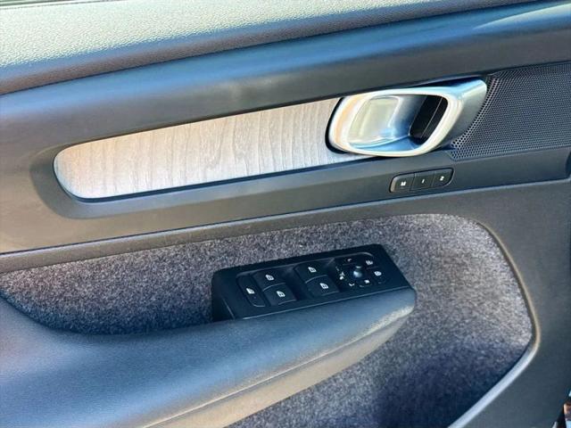 2023 Volvo XC40 B5 Plus Bright Theme