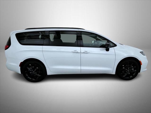 2026 Chrysler Pacifica Select AWD