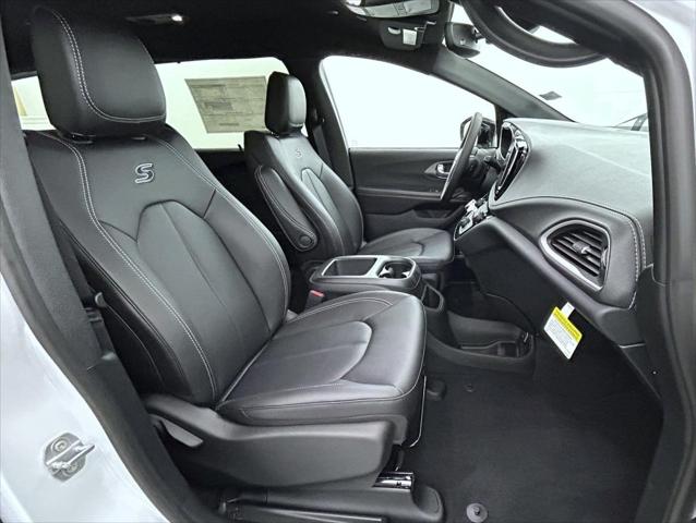 2026 Chrysler Pacifica Select AWD