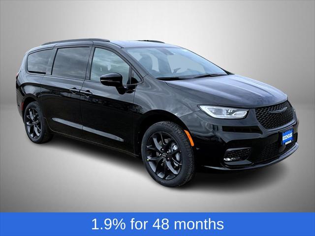 2026 Chrysler Pacifica Select AWD
