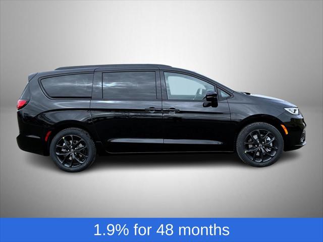 2026 Chrysler Pacifica Select AWD