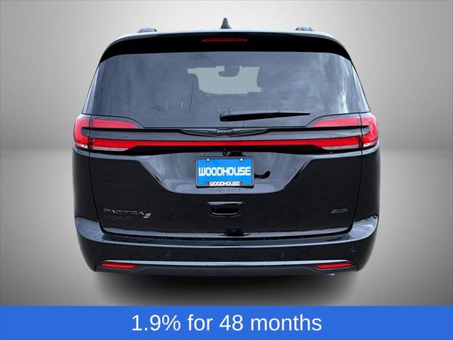2026 Chrysler Pacifica Select AWD