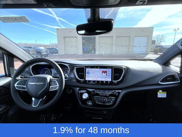 2026 Chrysler Pacifica Select AWD