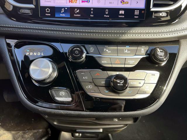 2026 Chrysler Pacifica Select AWD