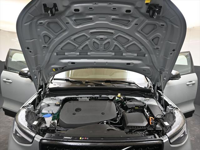 2026 Volvo XC40 Ultra, B5 AWD Gas (mild hybrid), Dark