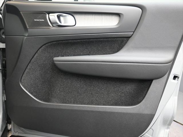 2026 Volvo XC40 Ultra, B5 AWD Gas (mild hybrid), Dark